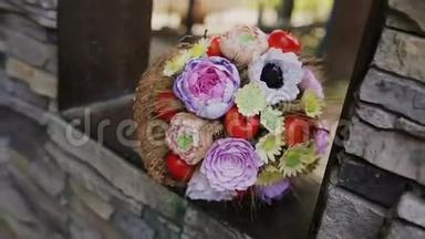 婚礼花束鲜花。 喜庆的鲜花花束。 婚礼新娘花束。 婚礼花艺